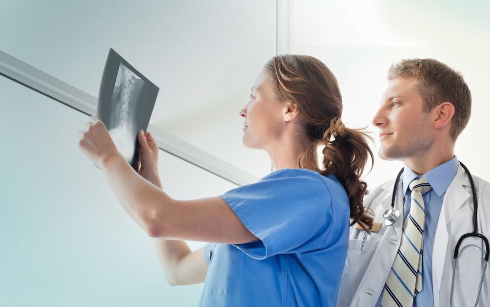 Médicos examinando unha radiografía para detectar osteoartrite