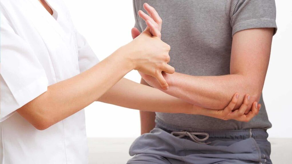 O doutor examina unha man con artrite